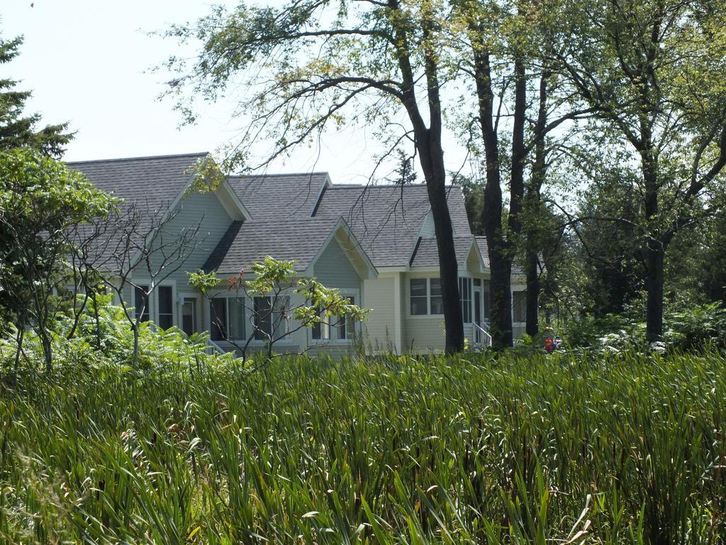 Sandbanks Summer Village Cottages Cherry Valley Exterior photo